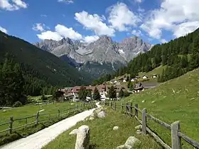 S-charl und das Val S-charl,im Hintergrund Piz Mingèr (links),Piz dals Vadès (Mitte) und Piz Pisoc (rechts).