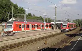 Au (Sieg) bis 2011: Links Elektro-Triebwagen der S 12 (DB-Baureihe 423), rechts Diesel-Triebwagen der Sieg-Dill-Bahn (DB-Baureihe 648)