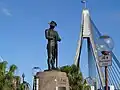 Statue eines australischen ANZAC-Soldaten an der Nordwestseite der Brücke