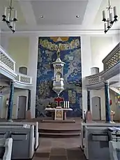 Stadtkirche innen:     Altar und Kanzel