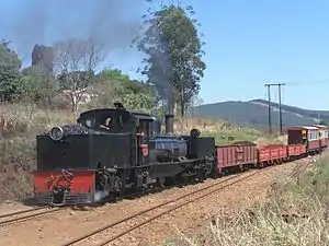 NG G11 Nr. 55 der South African Class NG G11 2-6-0+0-6-2 mit einem gemischten Güter- und Personenzug bei Ixopo, KwaZulu-Natal.