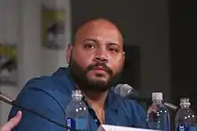 Colton Dunn spielt Lester Kitchins