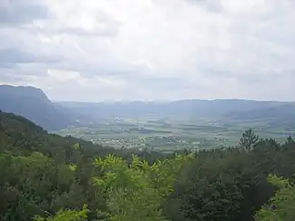 Vipava-Tal, taleinwärts bei Ajdovščina über Vipava, links der Nanos, mittig die Vrhe, rechts die Vipavska brda