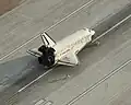 Space Shuttle mit Strakes, die sich bis zum Cockpit nach vorne erstrecken.