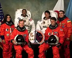 v. l. n. r. Vorne: Steven Lindsey, Kevin Kregel;Mitte: Kalpana Chawla, Leonid Kadenjuk;Hinten: Winston Scott, Takao Doi