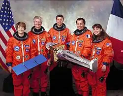 v. l. n. r. Eileen Collins, Steven Hawley, Jeffrey Ashby, Michel Tognini, Catherine Coleman