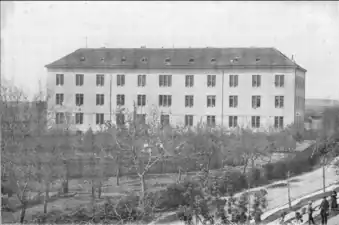 Spital am Schillerplatzerbaut 1844/45, abgebrochen 1902. Heute steht dort das Justizgebäude