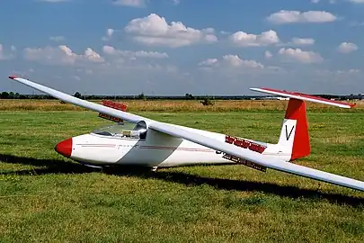 PZL Bielsko SZD-30 mit ausgefahrenen Luftbremsen auf Tragflächenober- und -unterseite