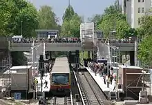 Eröffnung des Bahnhofs Berlin Julius-Leber-Brücke mit dem ersten Zug Richtung Innenstadt am 2. Mai 2008