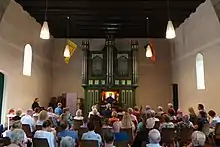 Inneres der Kapelle mit Blick zur Orgel