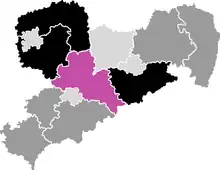 Eine Karte von Sachsen, in welcher die Landkreise eingezeichnet sind: drei Landkreise sind schwarz markiert, sechs dunkelgrau und drei weitere hellgrau.