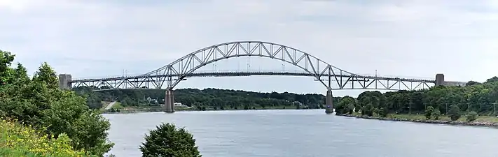 Die Sagamore Bridge in Sagamore, Massachusetts, führt die Route 6 und den Claire Saltonstall Bikeway über den Cape Cod Canal und verbindet Cape Cod mit dem Festland von Massachusetts.