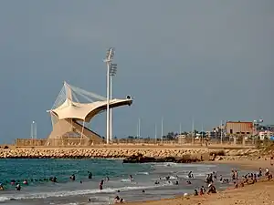 Tribüne des Stadions mit Strand im Vordergrund (August 2009)