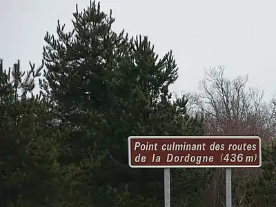 Höchster Straßenpunkt mit 436 Meter im Département Dordogne an der RN 21