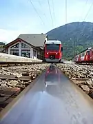 Bahnhof Orsières mit Zug (Chemin de fer Martigny–Orsières)