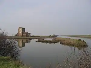 Historisches Gebäude in der im Hinterland an Estensi angrenzenden Saline von Comacchio