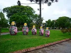 Denkmal auf der Plaza de la Libertad, als Reminiszenz an die russischen Einwanderer eine aus fünf Puppen bestehende Matrjoschka darstellend.