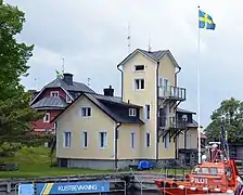 Sandhamns Lotsenstation. Im oberen Fenster befand sich früher ein Leuchtfeuer