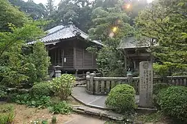 Yakushidō l. und Sankaku-ike r.