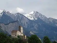 Schloss Sargans mit Vilan im Hintergrund, im Mittelgrund Regitzerspitze (über dem Turm), höchster Punkt des Fläscherbergs