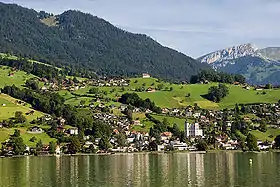 Blick vom Sarnersee auf die südwestlichen Dorfteile: Goldmattquartier,Pfarrkirche St. Peter und Paul und darüber Ramersberg