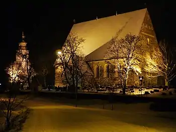 Die Kirche von Sauvo mit Glockenturm