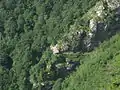 Blick von oben auf den Aussichtspavillon und die Schlucht