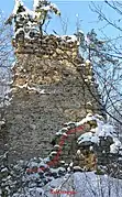 Schutzmauer von Süden. Davor Schuttkegel der Bergfried-Südmauer