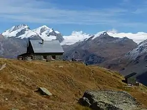 Schönbielhütte mit Rimpfischhorn (links), Strahlhorn, Findelgletscher und Gornergrat