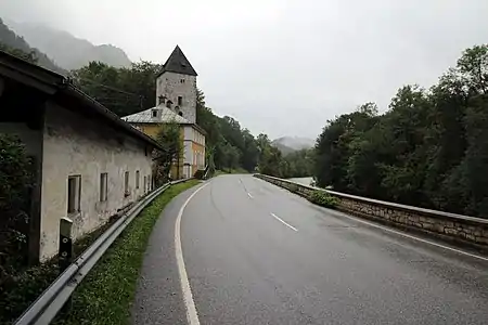 Schellenberger Turm, links davor das ehemalige (gelbe) Zollhaus an der B 305 Richtung Salzburg. Rechts bzw. vor der Ufermauer die Berchtesgadener Ache