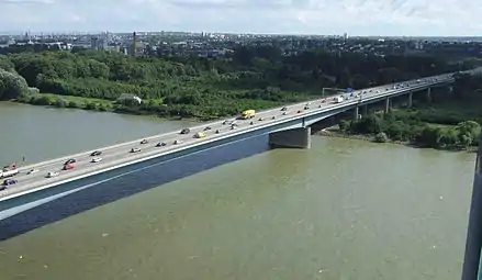 Die die Insel querende Schiersteiner Brücke