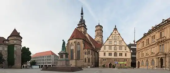 Schillerplatz. Von links: Altes Schloss, Haus „König von England“, Schillerdenkmal, Stiftskirche, Fruchtkasten und Prinzenbau.