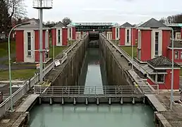 Westkammer der Schleuse vom Oberwasser her, vorne das Klapptor