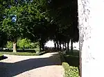 Blick in den Schlosspark durch das geöffnete Schlossportal