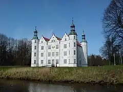 Schloss Ahrensburg bei Hamburg (1759–1938 im Besitz der Familie)