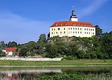 Blick über die Elbe auf Schloss Hirschstein (2016)