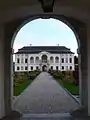 Blick auf Schloss Hohenbrunn durch das Torstöcklportal