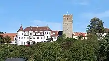 Das Schloss Neubeuern aus der Nähe.