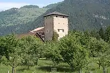 Schloss Rietberg, Graubünden, Turm mit Ochsen­augen des 17. Jhd.