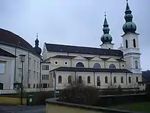 Seitliche Ansicht der Basilika mit Blick auf den Eingang zur St.-Georgs-Kirche.