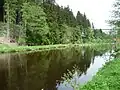 Die Schlossauer Ohe bei Regen, im Hintergrund die Ohebrücke