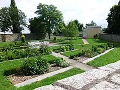 Teilansicht nördlicher Park mit Parkmauer