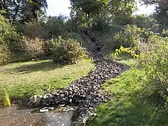 Wasserlauf im Park Babelsberg, ausgelegt mit Schmolzziegeln