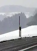 Schneezeichen an einem Leitpfosten, in der Nähe der Hohen Acht, Eifel