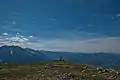 Auf dem Gipfel des Schneibsteins, links im Hintergrund das Watzmannmassiv