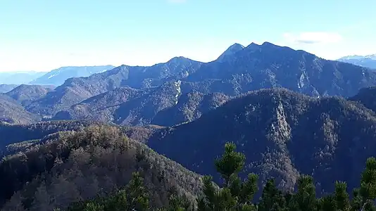 Aussicht vom Gipfel der Schlösselschneid nach Südosten zum Massiv des Sonntagshorns (1961 m). Im Vordergrund Seekopf (links) und Richtstrichkopf (rechts).