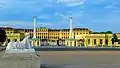 53 Schloss Schönbrunn Vorplatz mit Sphinx und Haupttor mit Obelisken.