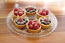 Schokoladen-Tartelettes mit Heidelbeeren und Himbeeren