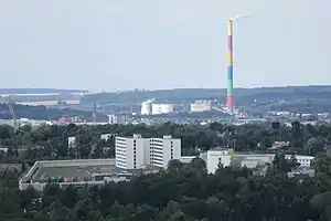 Das Heizkraftwerk Nord von Süden. Der von Daniel Buren farbig gestaltete Schornstein wird auch „Schorsch“ genannt.