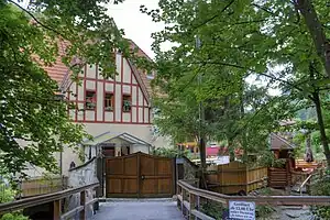 Blick von der Hofeinfahrt der Schrepfersmühle auf das als im Volksmund als Mühle bezeichnete ehemalige Wasserwerk